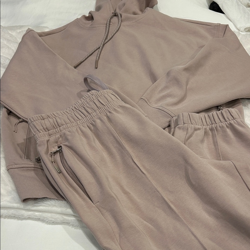Hoodie and pants set - Picture 3 of 5